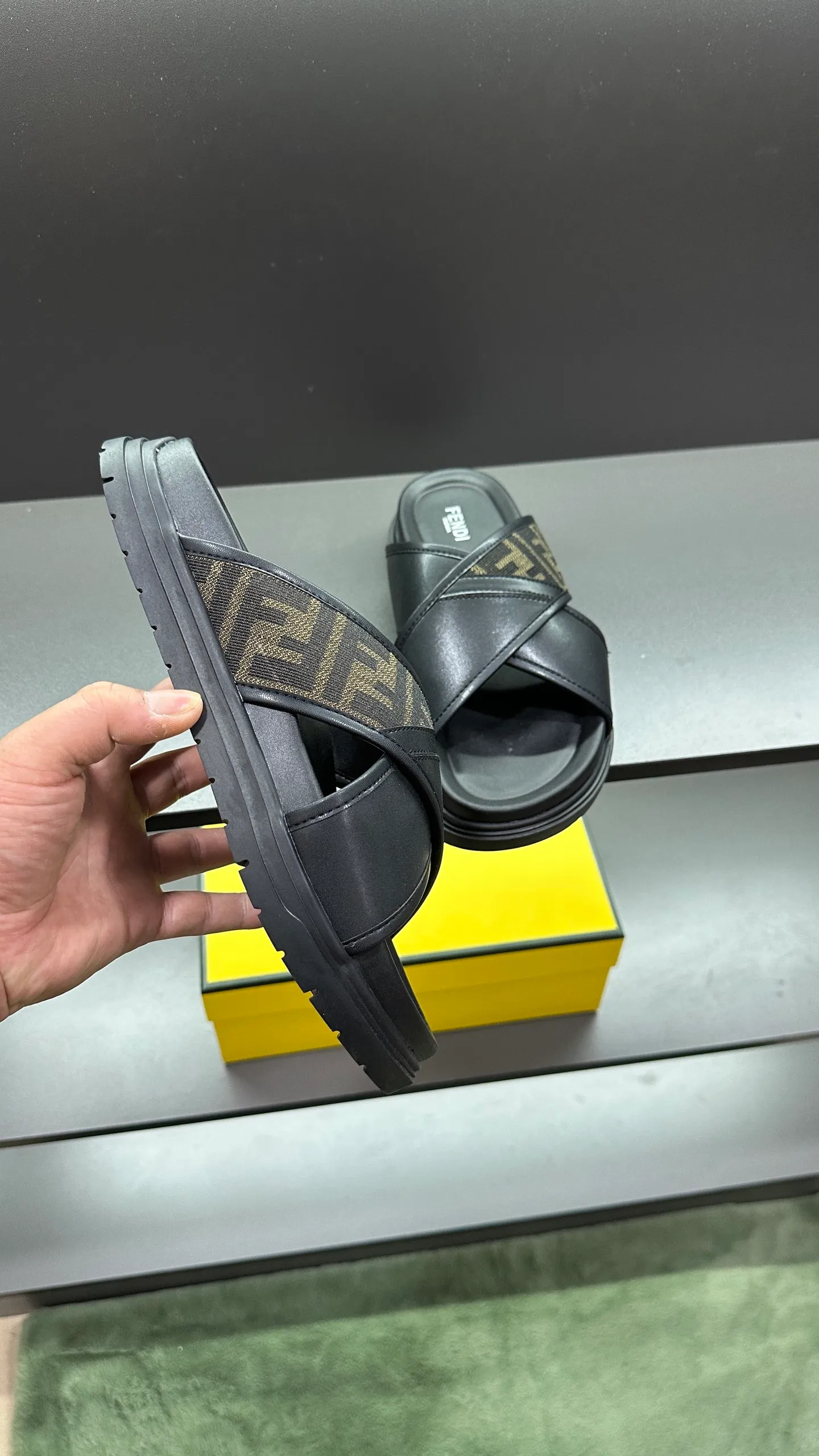 P300 [Fendi Slippers] High-end men's shoes brand, official website 1:1 latest masterpiece: original mold customization, fabrics made of imported original materials, upgraded outsole, lighter and non-slip. The market's top quality, simple yet tasteful, a must-have for fashionistas, fashionable at your feet, full of confidence, the same style at the counter 👍The season of summer slippers is here. Code: 38-45, 46 order